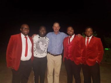  - Refentsie en Thabo met sy span het die gaste behoorlik met hul sang talent vermaak!